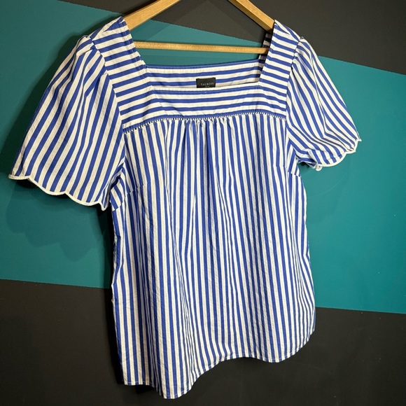 Blue Striped Top and White Pants Outfit - Picture 4 of 12